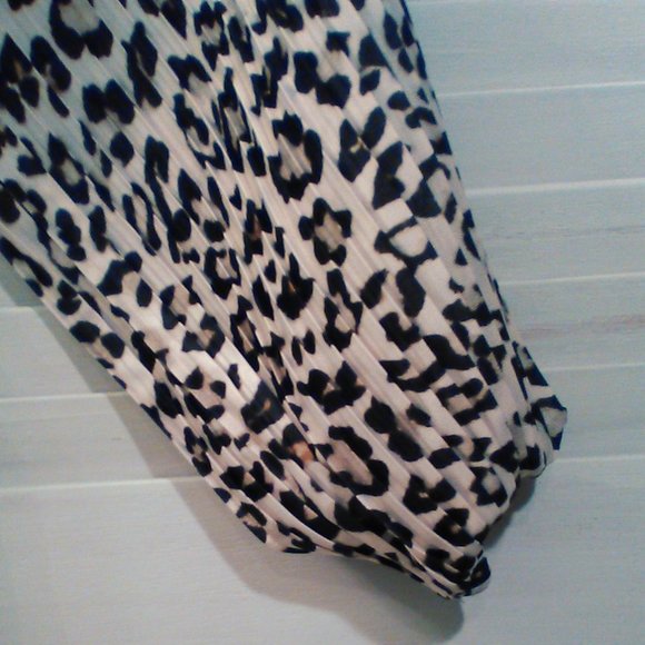 H & M M Long-Sleeved Pleated Animal Print Blouse - Picture 4 of 6